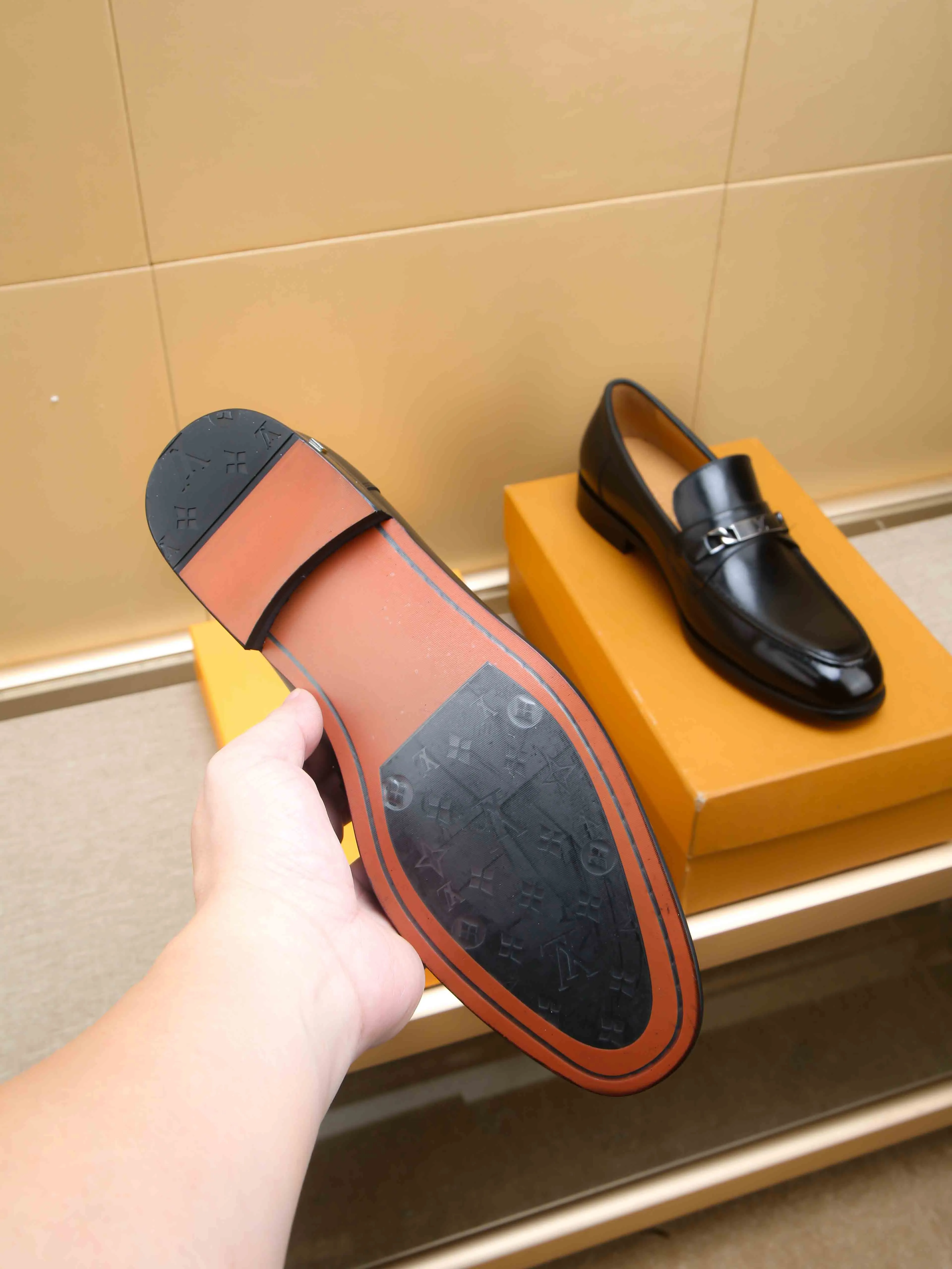 Men's shoes 💰 460 💰 Louis Vuitton LV ® 🆕 model 🔛Full shoe counter, first layer cowhide, 🐂leather lined casual shoes for men, super soft outsole, essential for driving. Counter synchronization, original first layer cowhide, completely 1:1 mold customization🌹top version, color optional! Number: 39-44 (customized at 38.45)
